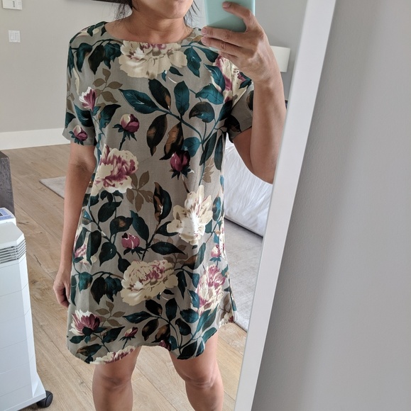 Dresses & Skirts - Floral shift dress size small
